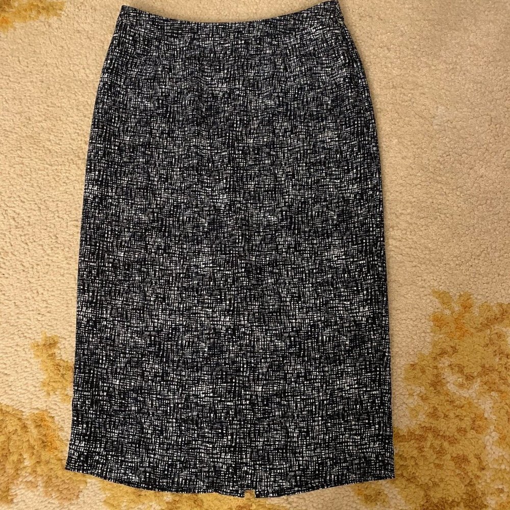 Who What Wear. Size 12. Pencil Skirt. Kick Pleat. Zip Closure. B60